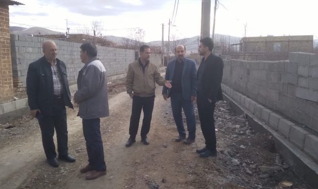 بازدید بخشدار مرکزی تویسرکان از پروژه جدول‌گذاری روستای حاجی‌آباد