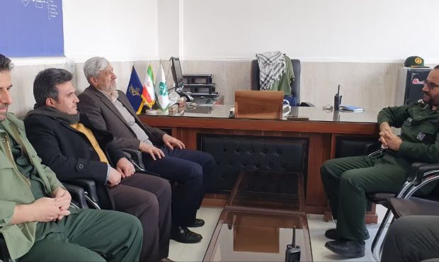 دیدار فرماندار و اعضای شورای تأمین تویسرکان با فرمانده سپاه شهرستان به مناسبت روز پاسدار
