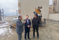 بازدید مدیران بنیاد مسکن و کمیته امداد تویسرکان از محل آزمایشگاه خاک پروژه ۲۸ واحدی مسکن محرومان سرکان