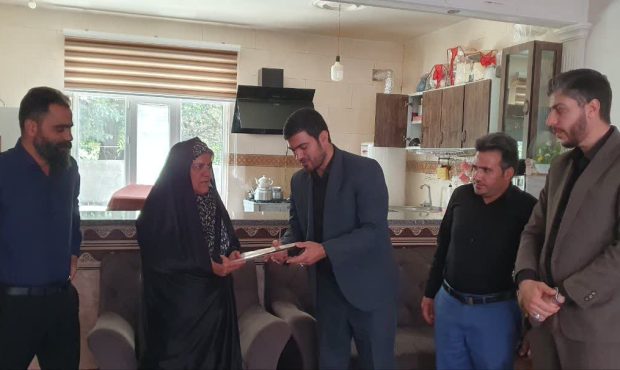 فرماندار تویسرکان: شهدا زندهاند و مایه برکت جامعه هستند / دیدار صمیمی با خانواده شهید «سید مهدی دهپهلوان» فرماندار تویسرکان: شهدا زندهاند و مایه برکت جامعه هستند / دیدار صمیمی با خانواده شهید «سید مهدی دهپهلوان»