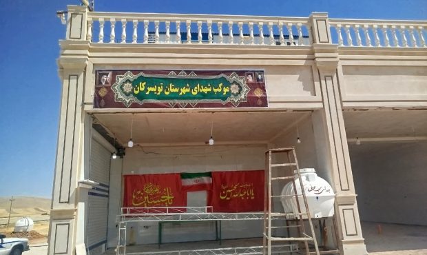 خدمت‌رسانی ۲۴ ساعته موکب شهدای تویسرکان؛ استقبال پرشور زائران اربعین از خدمات شبانه‌روزی