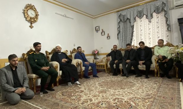 تکریم ایثارگران در تویسرکان؛ فرماندار مهمان خانه پدر شهید خلبان «یونس حاج‌عزیزی» شد