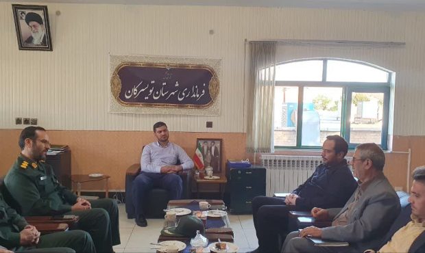 دیدار فرمانده سپاه تویسرکان با فرماندار به مناسبت هفته دولت دیدار فرمانده سپاه تویسرکان با فرماندار به مناسبت هفته دولت